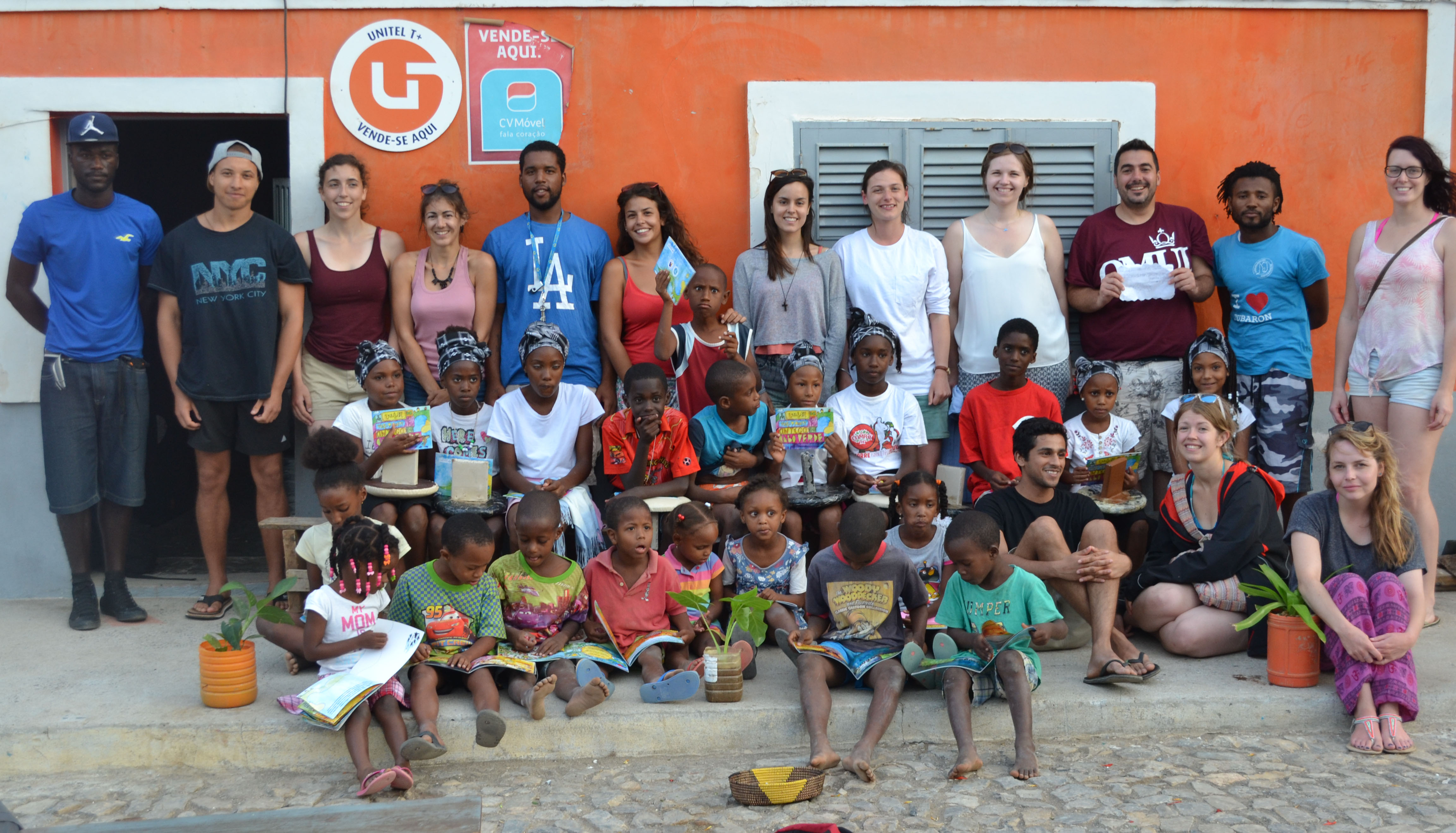 Distribution of educational booklets in the island of Maio