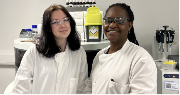 Eleana and Nadia in the laboratory