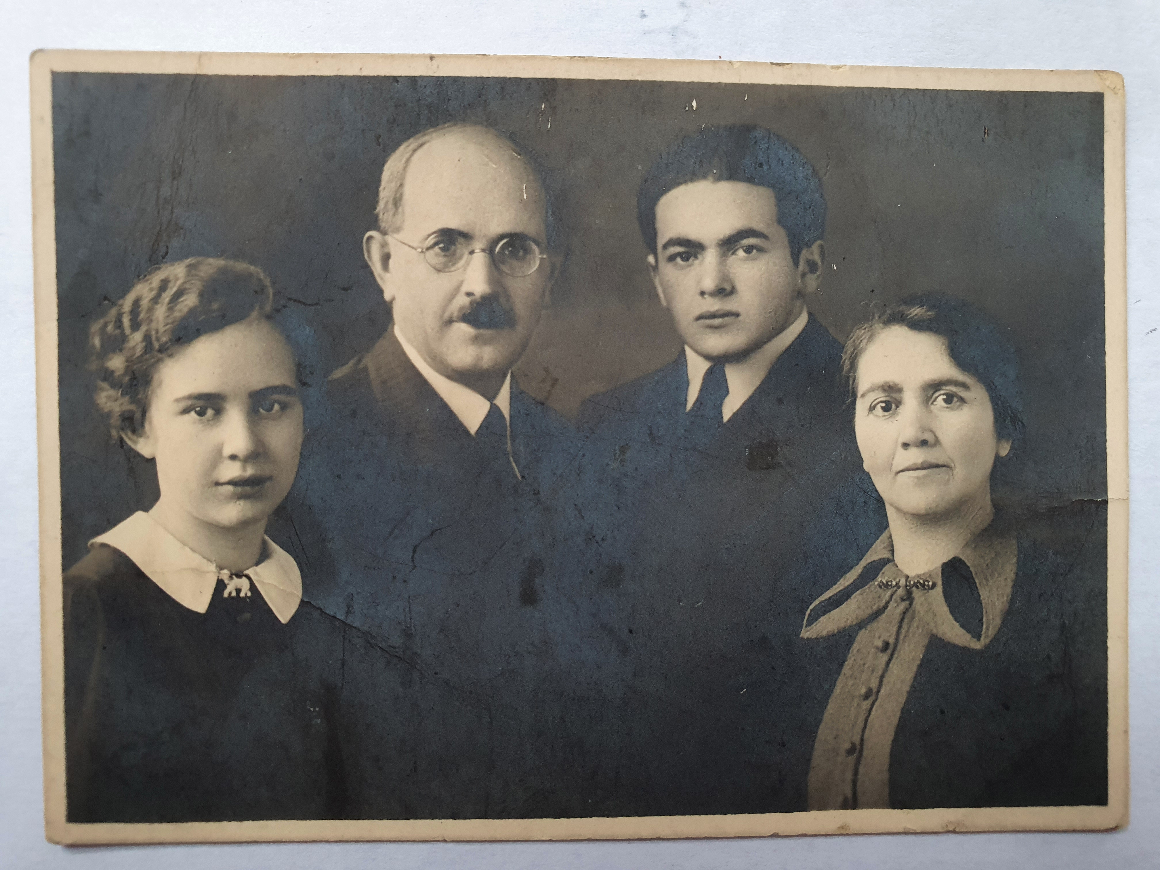 Family photo featuring alumnus Andrew Popperwell's late mother, Beate Popperwell (nee Wiznitzer, 1924-2001)