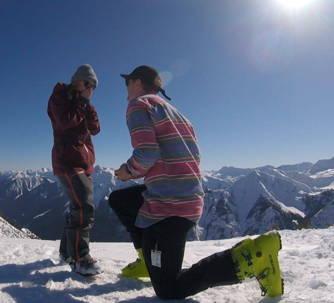 Alumnus Alex Berill proposing to alumna Jade Harvey