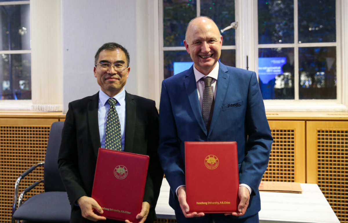 Principal Colin Bailey with Nanchang University President