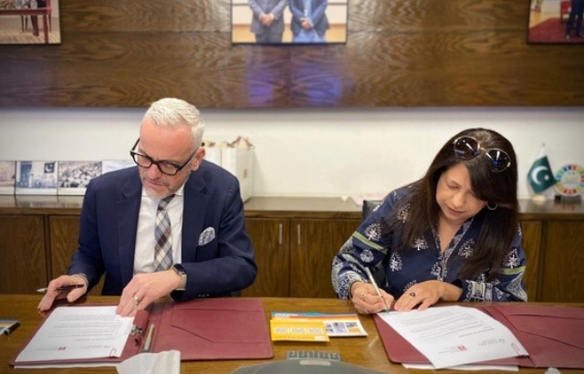 Professor Stefan Krummaker signing memorandum of understanding with Maheen Gauri from IBA Karachi