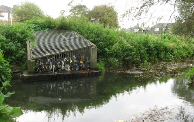 Plastic pollution on the Upper Lea. Credit: James Pretty