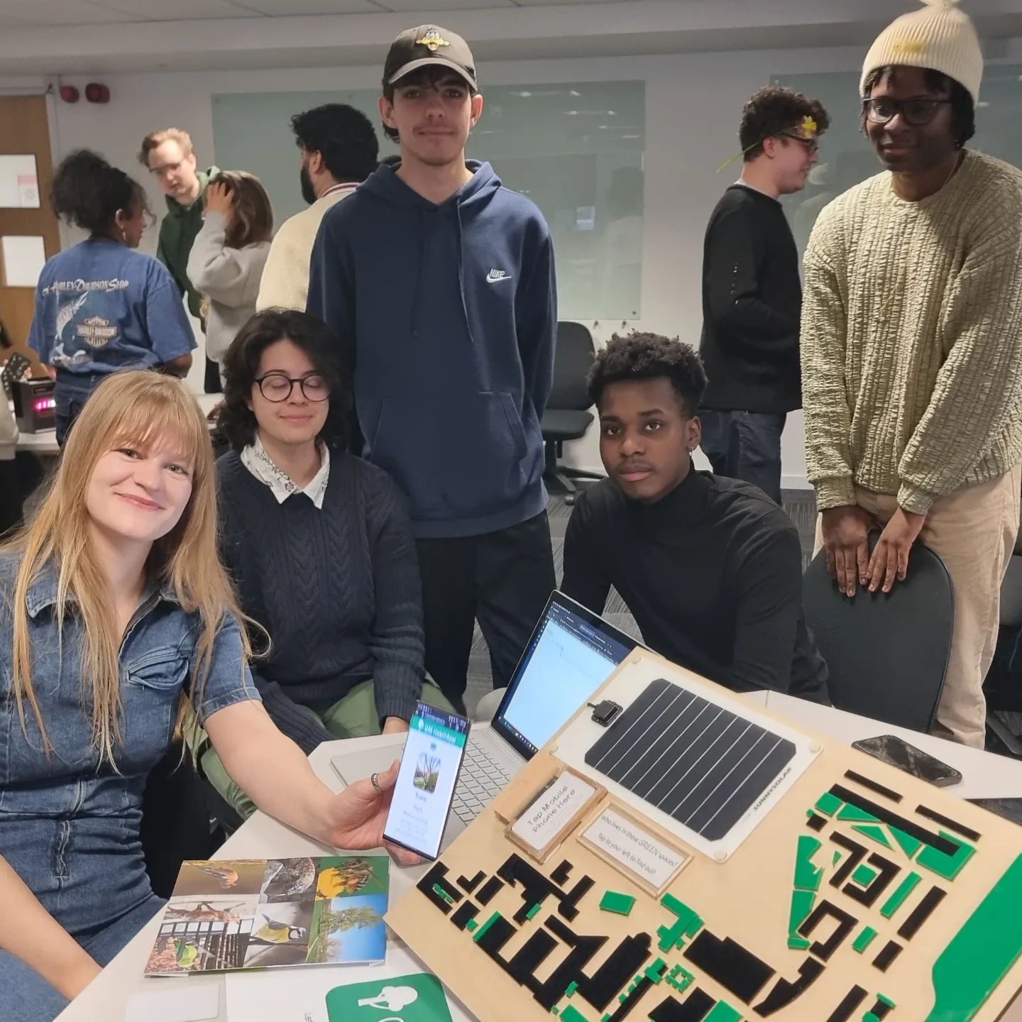 Students presenting their Green Digital Twins project about biodiversity on campus.